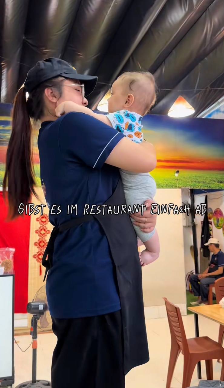 Khách Tây giữ kẽ suốt 9 tháng để rồi vỡ òa trước tình yêu thương trẻ con của người Việt