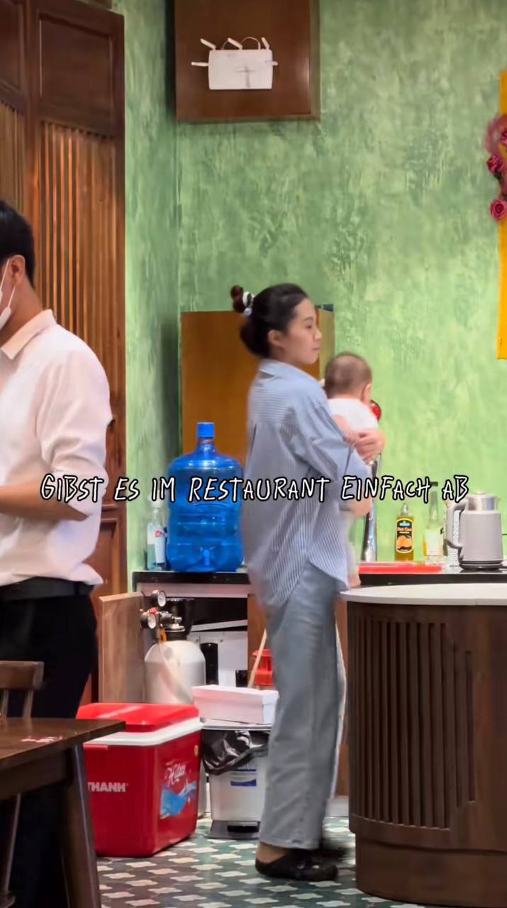 Khách Tây giữ kẽ suốt 9 tháng để rồi vỡ òa trước tình yêu thương trẻ con của người Việt