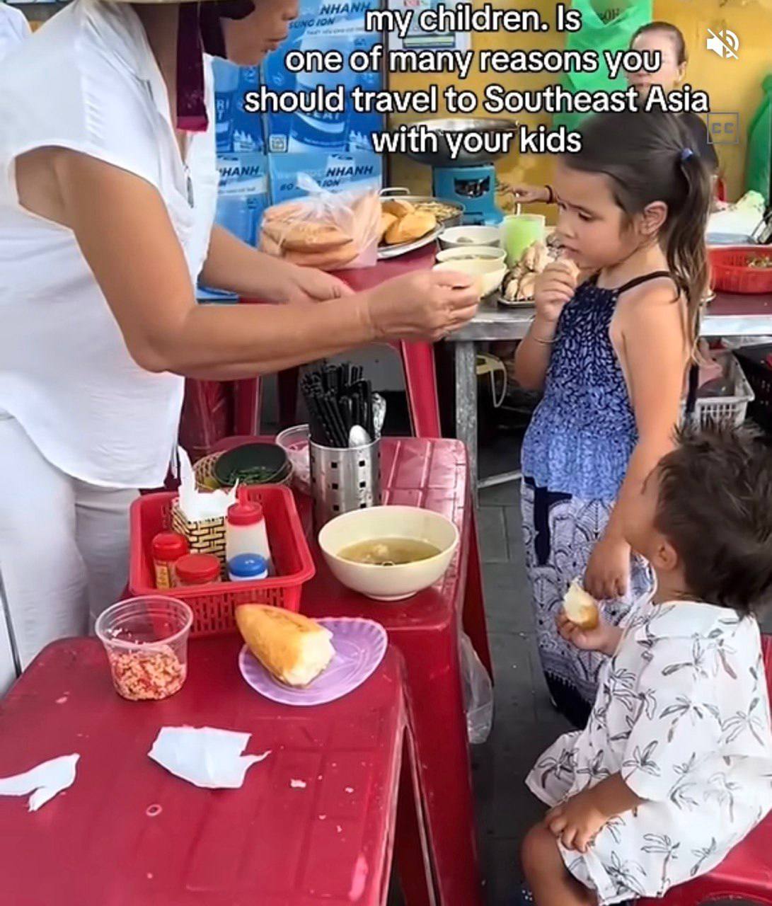 Khách Tây giữ kẽ suốt 9 tháng để rồi vỡ òa trước tình yêu thương trẻ con của người Việt