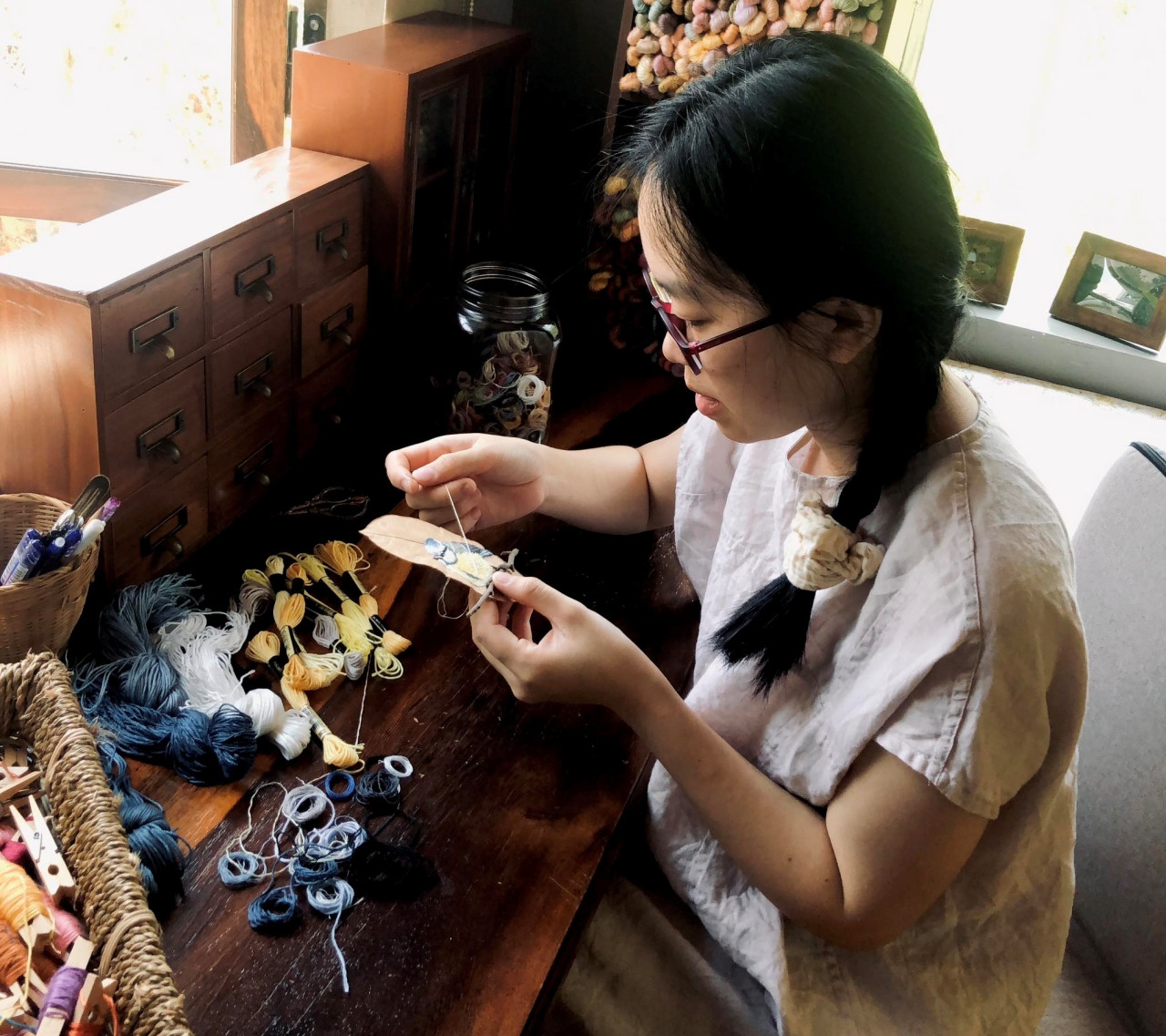 Từng mũi kim thêu trên lá mít đòi hỏi sự tỉ mỉ, kỹ thuật cao