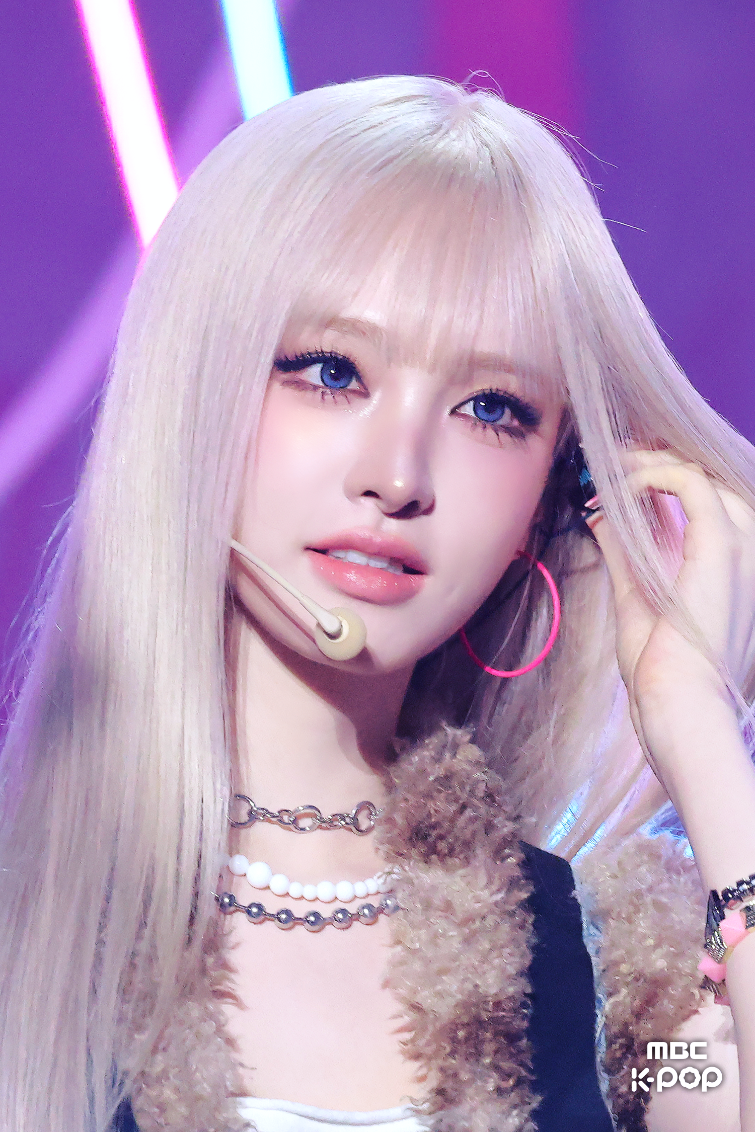 Nhan sắc hiện tại của Liz được đánh giá ngày càng siêu thực, cô nàng cũng chuộng tạo hình tóc sáng chuẩn búp bê sống (ảnh: MBC)