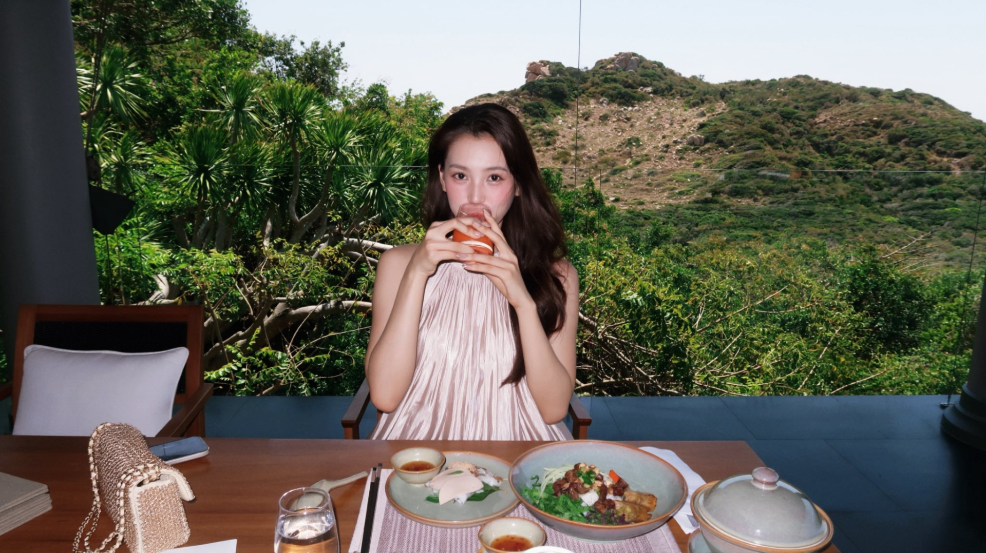 Giữa loạt nghi vấn tình cảm, nàng hậu chưa có phản hồi nào