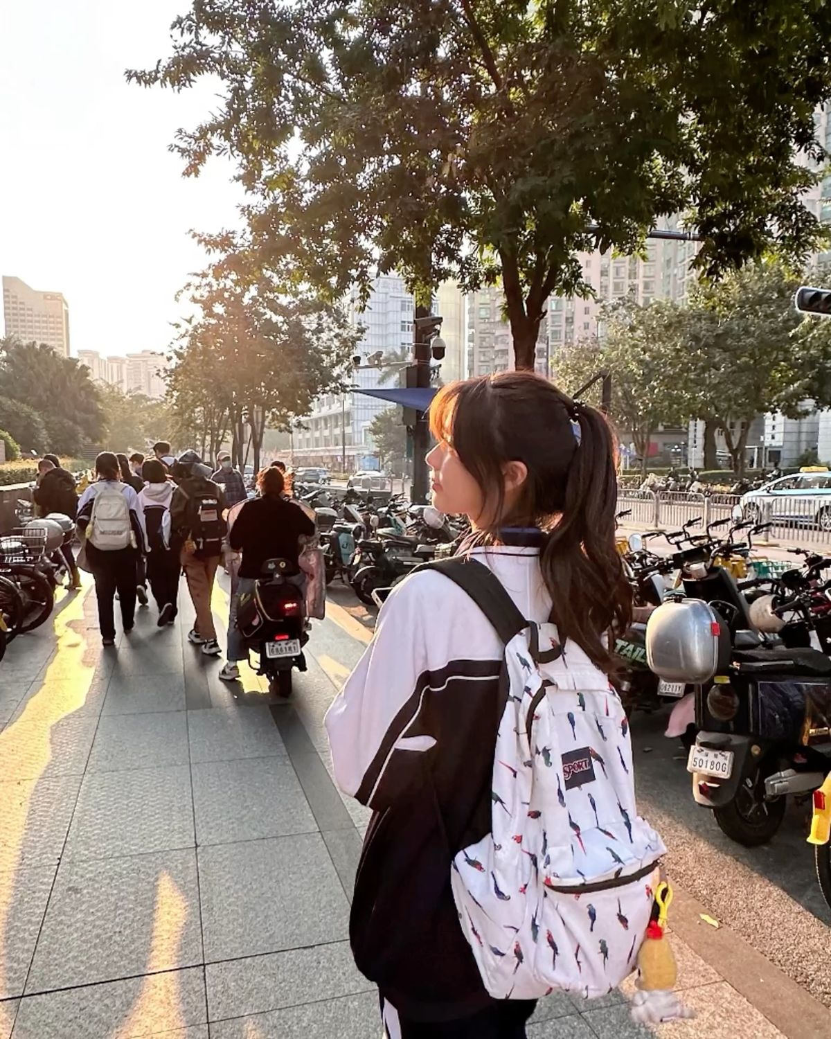 Có nhiều ý kiến xoay quanh việc ship đồ ăn sáng này, bên thấy thích thú, bên phản đối vì sợ ảnh hưởng việc học