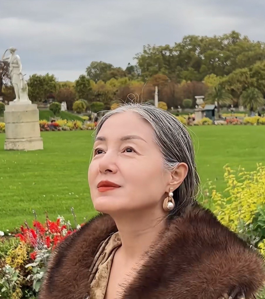 Vlog ngày cuối cùng làm việc của một nhân viên nhà nước gây sốt: Nhan sắc 33 năm trước lên “hot search”