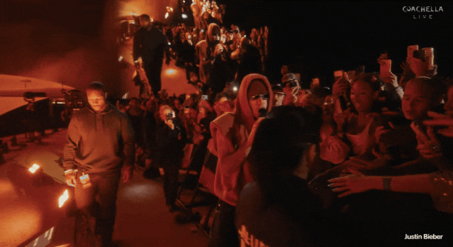 Justin Bieber di chuyển xuống khán đài