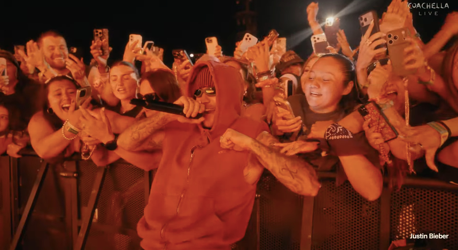 Ngay lúc này: Justin Bieber trở lại Coachella, hoà vào đám đông 125 nghìn người, đứng yên cho fan ôm chặt 