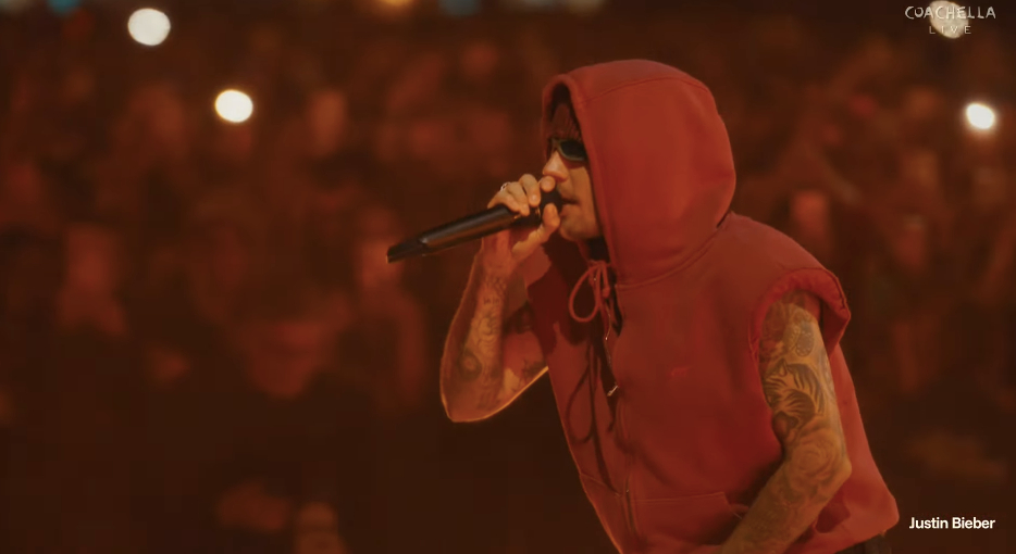 Ngay lúc này: Justin Bieber trở lại Coachella, hoà vào đám đông 125 nghìn người, đứng yên cho fan ôm chặt 