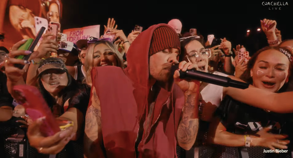  Đêm nhạc kết lại với Dasies ngập tràn pháo hoa, Justin hát vẫn hay, liên tục đi xuống khán đài gần gũi với khán giả