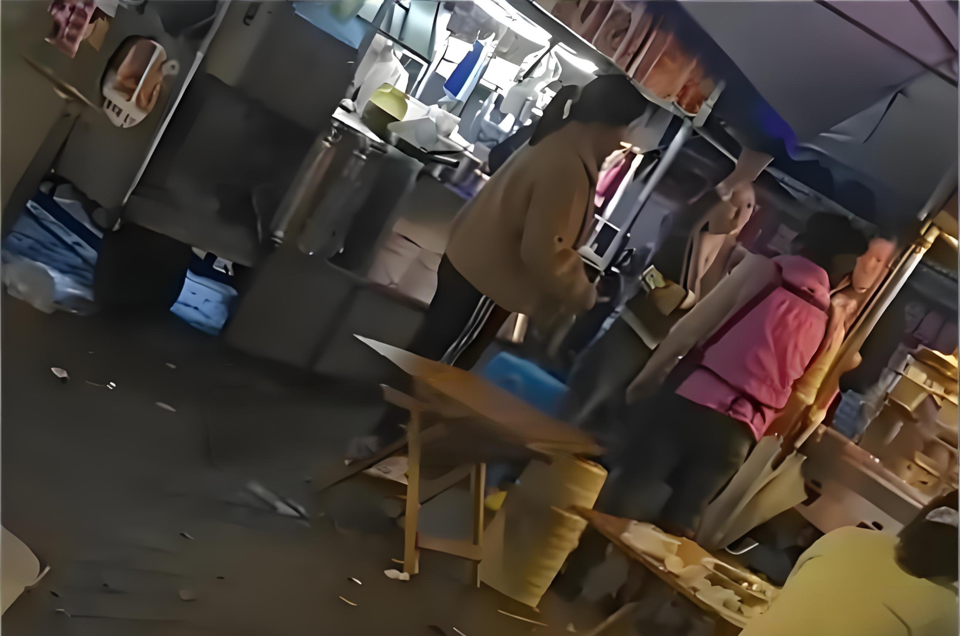 Sau khi biết tin con gian lận bị bắt quả tang, người mẹ đã đến gặp chủ quán ăn nơi con mình mượn điện thoại và làm ầm lên