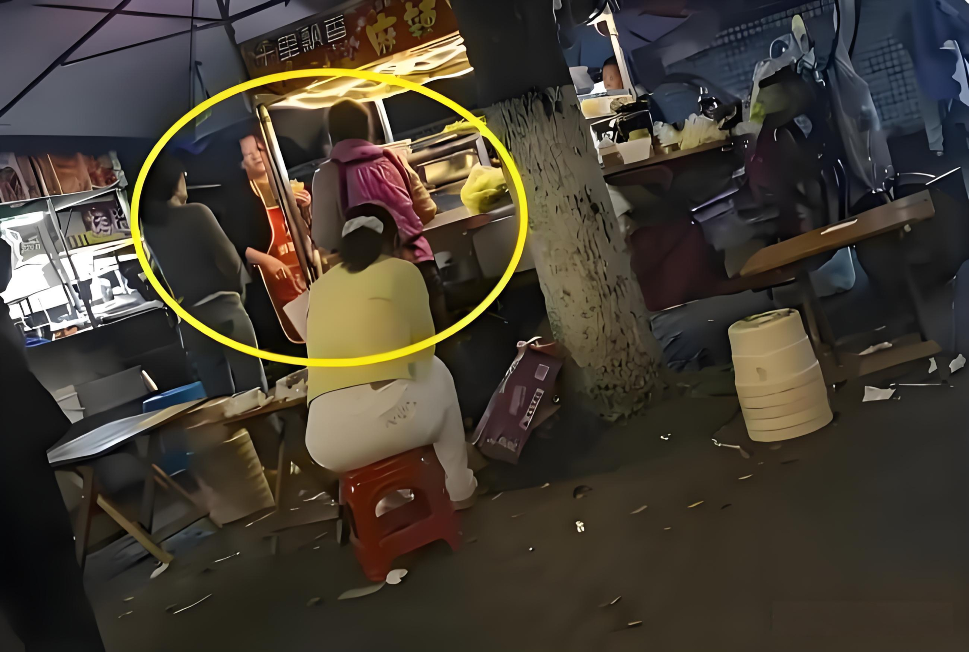 Nữ chủ quán không còn cách nào khác ngoài quỳ lạy xin lỗi