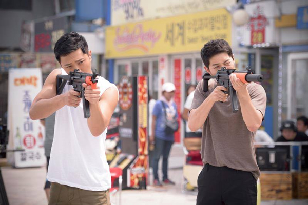 Song Joong Ki bị lép vế hơn hẳn về chiều cao khi đứng cạnh bạn diễn Jin Goo trong Hậu Duệ Mặt Trời. Trong hồ sơ cá nhân, Jin Goo khai mình cao 1m77. Qua đây có thể thấy, chiều cao thực sự của Song Joong Ki không thể là con số 1m78 mà chắc chắn phải dưới mốc 1m75. Ảnh: Naver