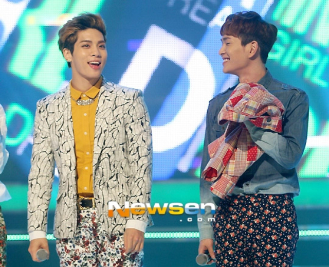 Trong chương trình Blue Night Radio hồi tháng 4/2014, Jonghyun (SHINee) vô tình tiết lộ chiều cao thật của anh là 1m71. Khi đứng cạnh Jonghyun, không khó để nhận ra Onew cao tương đương với người anh em cùng nhóm. Từ đó, suy ra Onew cũng cao khoảng 1m71. Ảnh: Naver