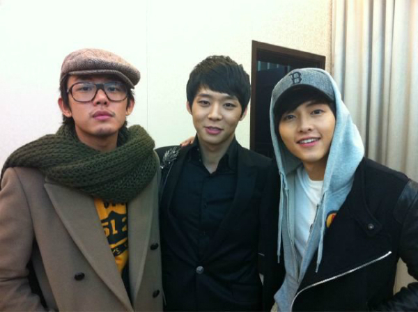 Yoo Ah In thú nhận mình cao 1m79. Về phía Park Yoochun (JYJ), anh khai mình cao 1m80 trong hồ sơ cá nhân. Với chiều cao 1m78 trong profile, đáng lẽ Song Joong Ki, Yoochun và Yoo Ah In phải sở hữu chiều cao tương đương nhau. Thế nhưng trên thực tế, mỹ nam họ Song lại thấp bé hơn hẳn 2 người đồng nghiệp trong tấm ảnh chụp chung. Từ đây suy ra Song Joong Ki chỉ cao hơn 1m70 1 chút là cùng. Ảnh: Nate