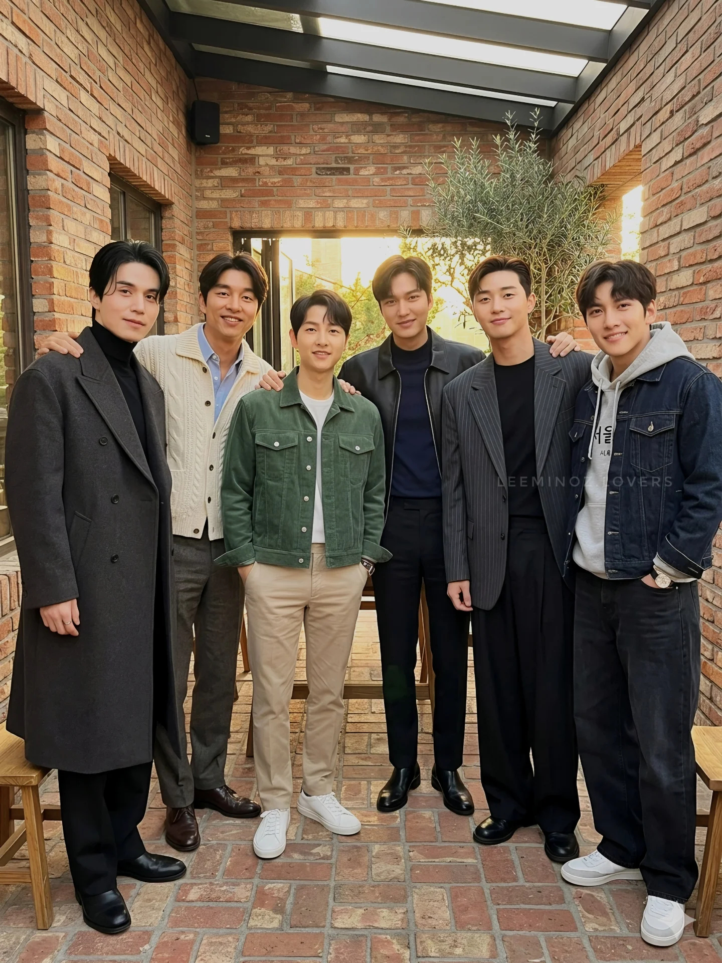 Khung hình Song Joong Ki, Lee Min Ho, Park Seo Joon, Lee Dong Wook, Ji Chang Wook và Gong Yoo đọ sắc cùng nhau vừa trở nên viral trên diện rộng. Dù chỉ là ảnh AI nhưng vẫn khiến công chúng phát sốt, chia sẻ với tốc độ chóng mặt. Khung hình được tạo ra dựa trên chiều cao của 6 tài tử, đã cho khán giả hình dung 1 cách chân thực về khung cảnh gặp gỡ ngoài đời (nếu như thật sự diễn ra) của dàn nam thần này. Đáng chú ý, tài tử họ Song trông thấp bé, lọt thỏm hoàn toàn bên 5 người đồng nghiệp nổi tiếng. Ảnh: Weibo