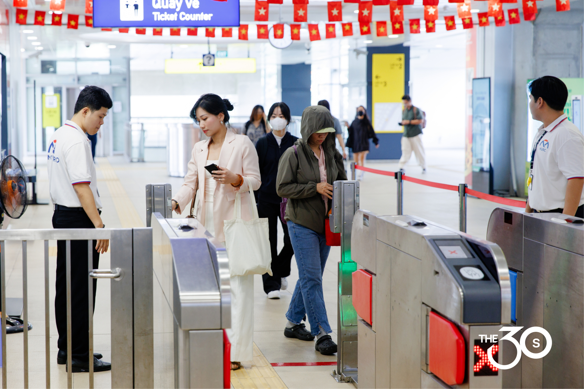 Đến ga metro, chị bắt đầu những thao tác quen thuộc. Do đã mua vé tháng, chị đến và quét mã để lên tàu.