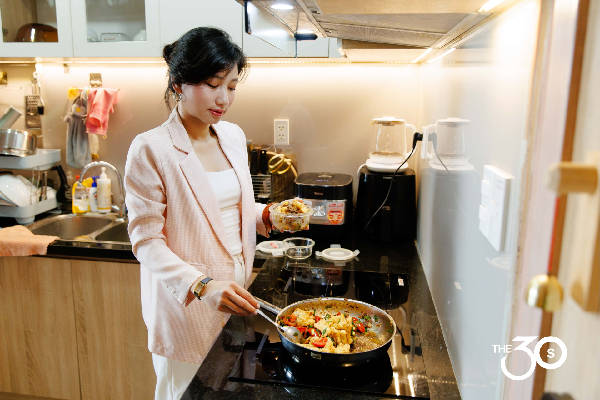 Chị Dung tranh thủ dậy sớm dọn dẹp nhà cửa, nấu ăn mang đi làm. 