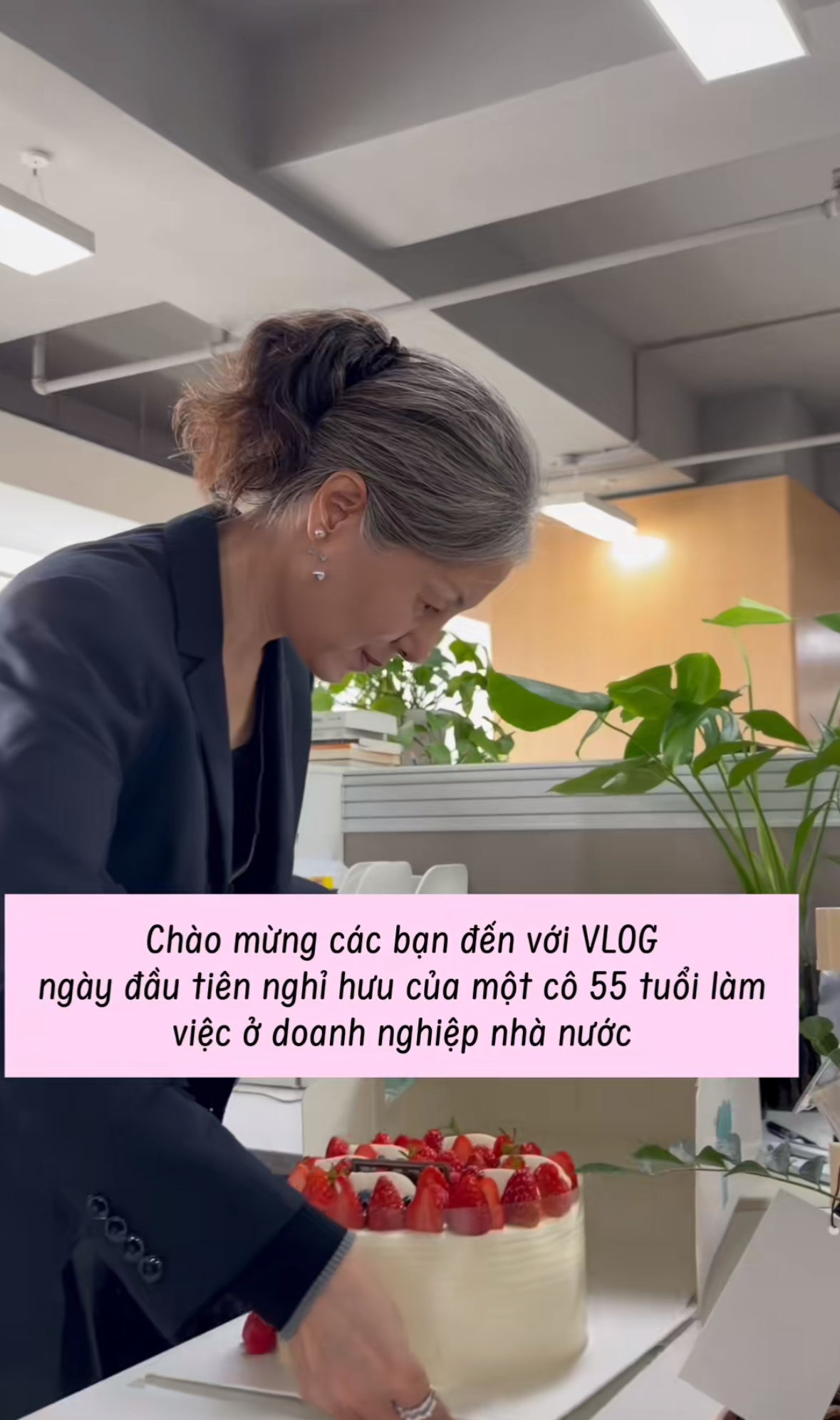 Bà Đỗ và vlogs ngày làm việc cuối cùng đang nhận về nhiều sự quan tâm. Hot vì có nhiều yếu tố hội tụ, từ việc bà gắn bó với 1 chỗ làm 33 năm, nghỉ hưu, vẻ ngoài ấn tượng,...