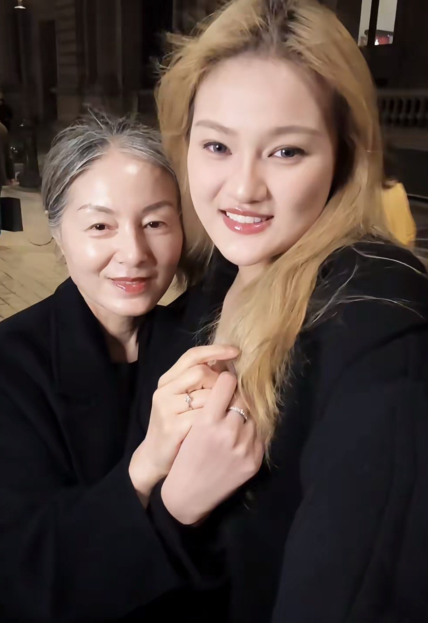 Vlog ngày cuối cùng làm việc của một nhân viên nhà nước gây sốt: Nhan sắc 33 năm trước lên “hot search”