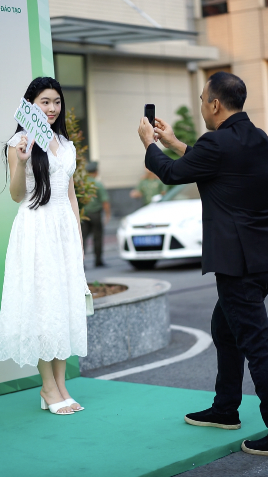 MC Quyền Linh chụp ảnh cho Lọ Lem (Ảnh: Di Anh)