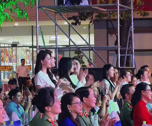 Lọ Lem 'đụng độ' cam thường với Tiểy Vy