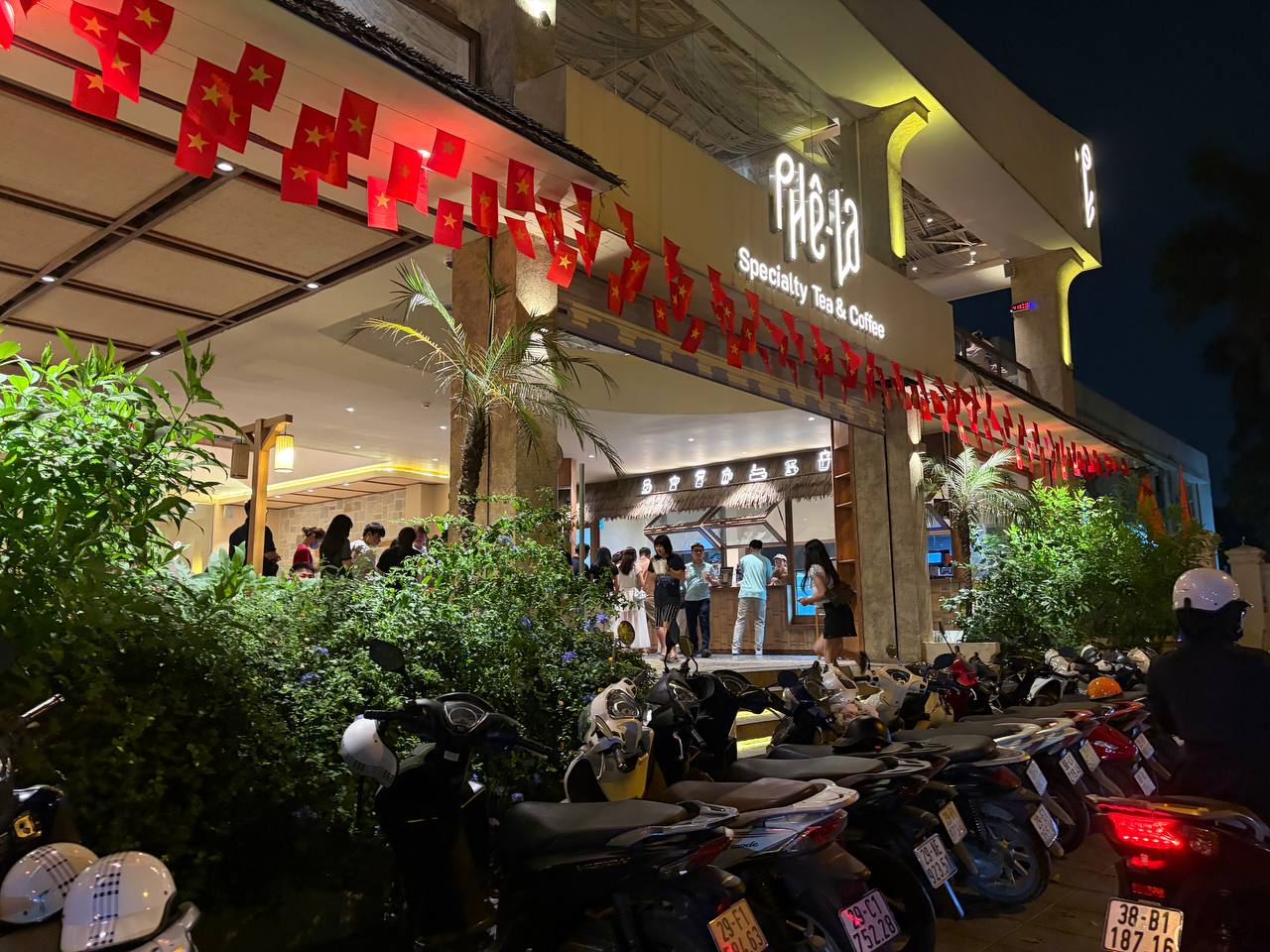   Phê La Trích Sài vào giờ cao điểm đông nghịt khách xếp hàng order.   