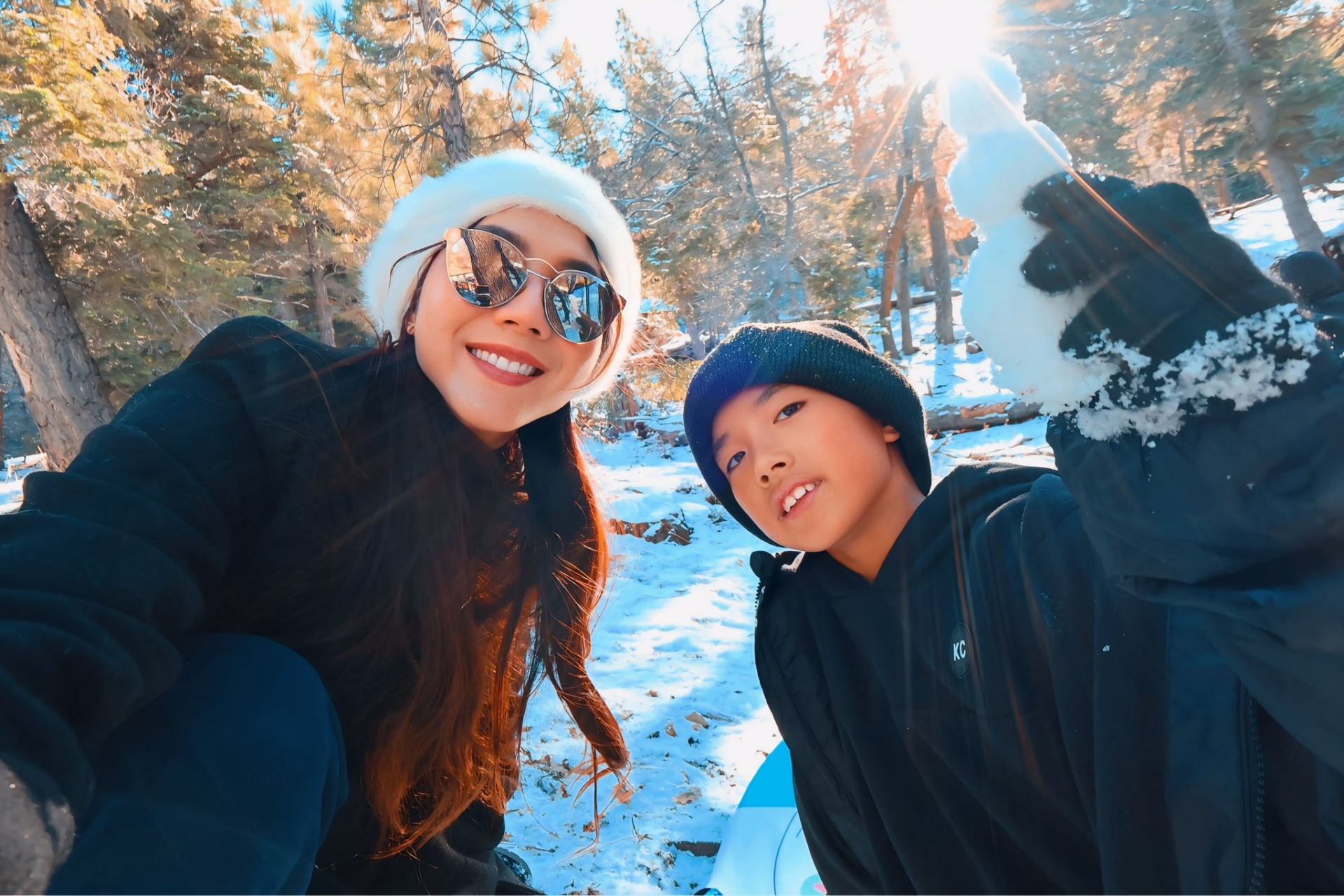 Cô thường xuyên đưa con trai đi du lịch, tận hưởng cuộc sống 