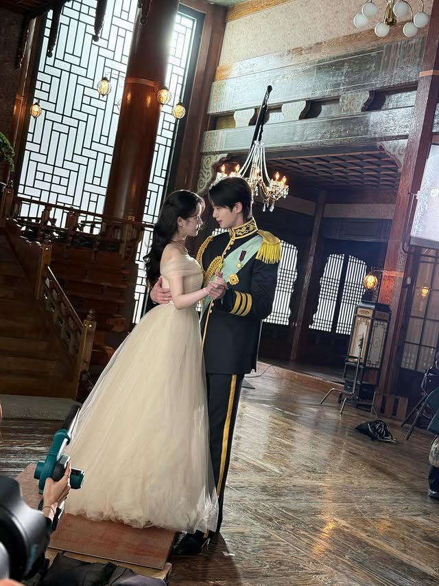 Trong ảnh hậu trường, cặp đôi chẳng còn chênh lệch nhau nhiều nữa. Ảnh: Instagram