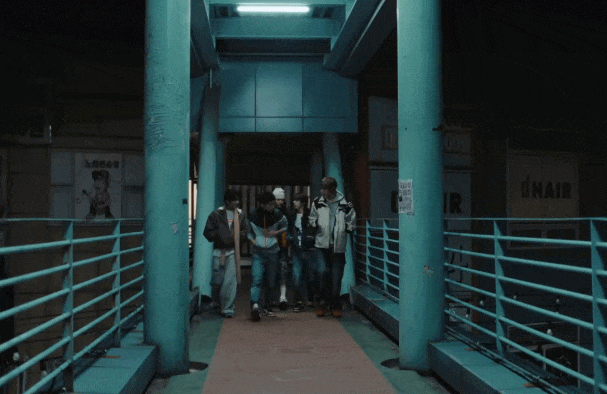  Tiết tấu nhanh, các cú lia máy dồn dập và góc quay liên tục thay đổi, REDRED mang đến cảm giác choáng ngợp, thậm chí “tiền đình” với một bộ phận khán giả