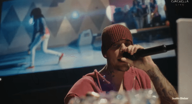 Siêu sao nhạc pop và hàng trăm nghìn khán giả cùng nhau xem lại những đoạn clip cũ, từ MV nhiều views nhất thế giới 1 thời - Baby đến những meme nổi tiếng, clip mắng chửi paparazzi và cả video đàn guitar đưa Justin 1 bước thành sao