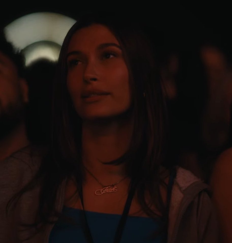 Ý nghĩa hơn nữa, đây là món quà Hailey Bieber dành cho cô gái từng lớn lên với âm nhạc của Justin (ảnh: X)