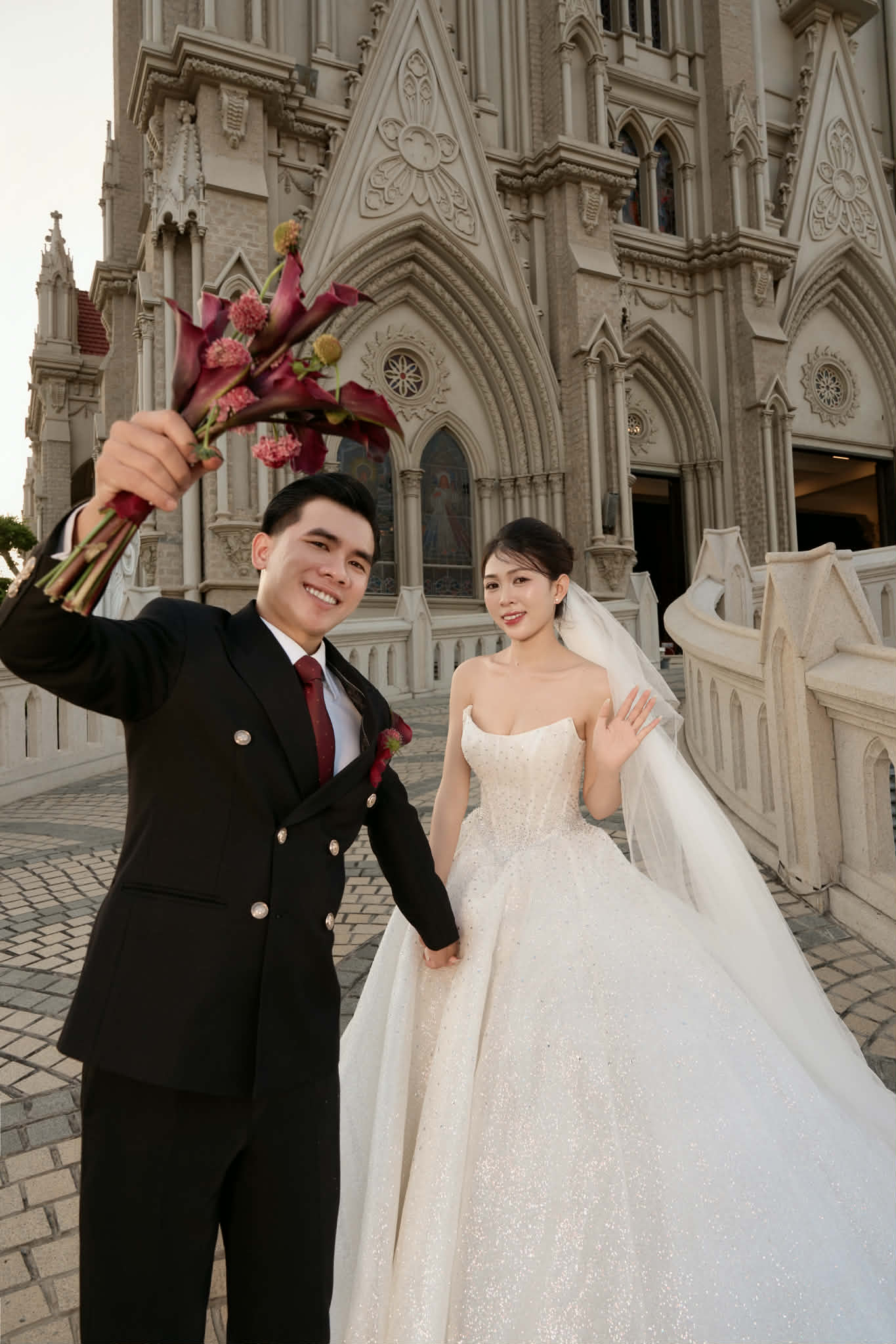 Cô dâu chú rể “đánh yêu” ngay trên sân khấu cưới hút 2,5 triệu view: Chú rể run, xin lỗi vợ liên tục