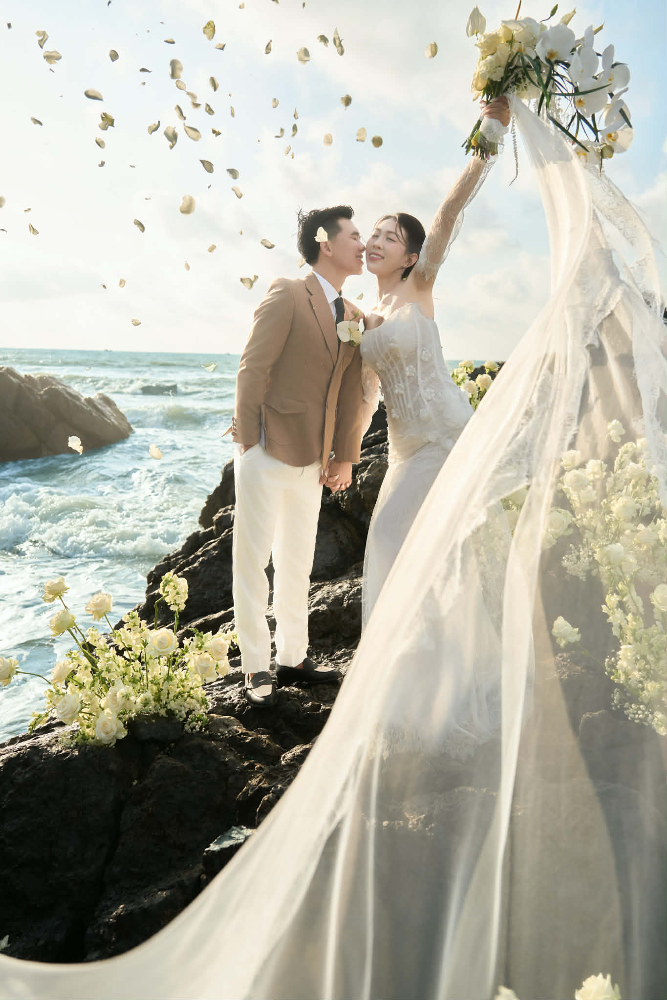 Sau 6 năm bên nhau, Hồng Thắm và Hữu Tiến chính thức về chung một nhà