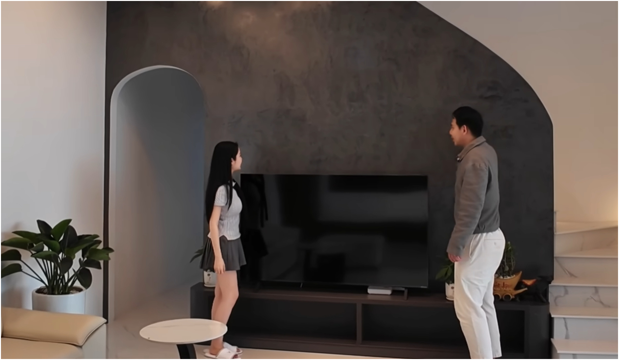 Tiến vào phía trong nhà là phòng khách được thiết kế siêu rộng, với nhiều góc có thể ngồi xem phim, ngắm cảnh hoặc làm việc.