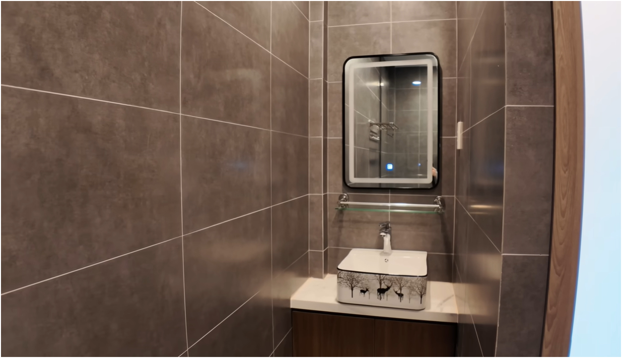 Nhà có nhiều phòng vệ sinh, siêu rộng.