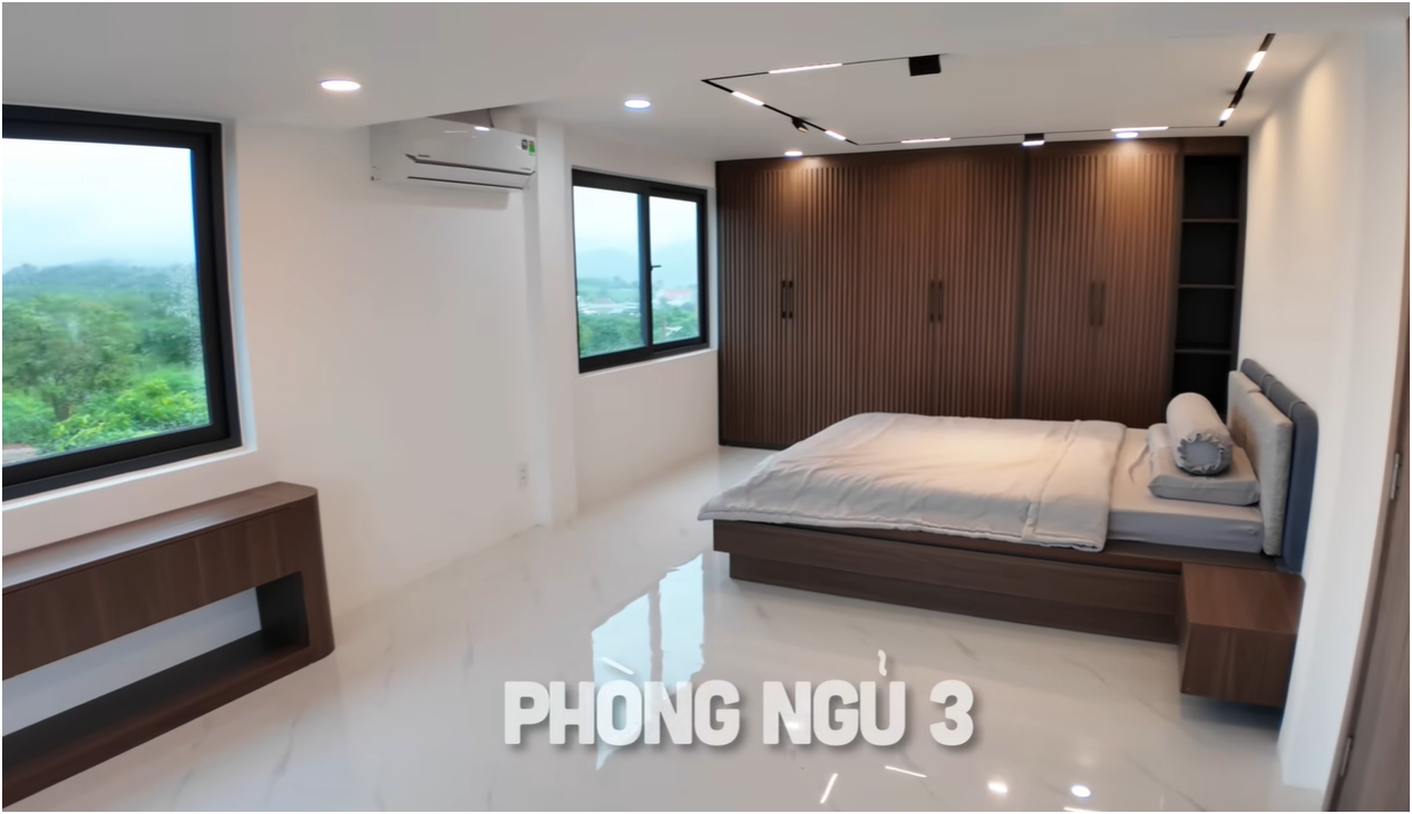 Điểm thú vị nằm ở tầng trên, nơi ban đầu không nằm trong thiết kế. Tuy nhiên, do chiều cao tầng lớn, Út Vũ đã quyết định tận dụng để tạo thêm một phòng ngủ áp mái.