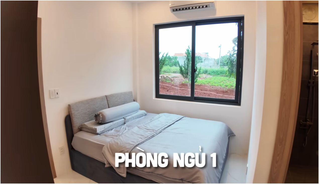 Phòng ngủ đầu tiên có thiết kế thoáng đãng, cửa sổ view đẹp. Trong phòng có đầy đủ tiện nghi từ tủ đựng quần áo, đến toilet riêng siêu rộng. 