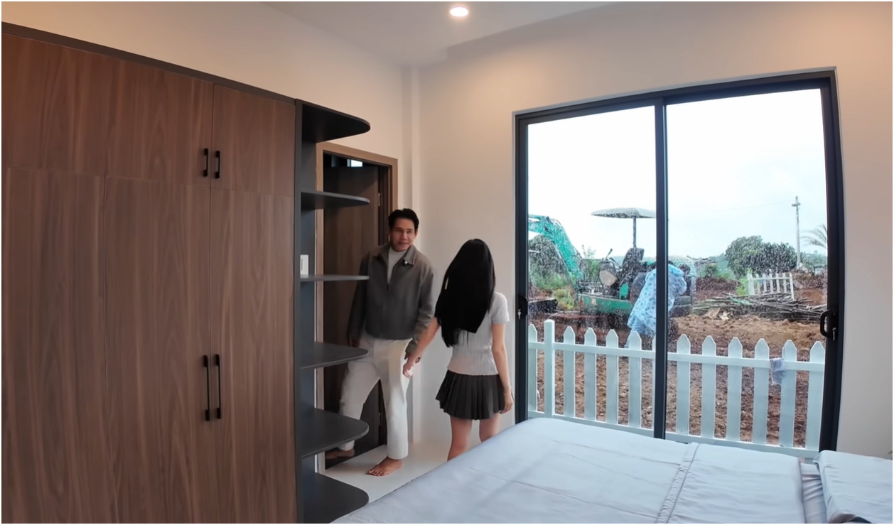 Phòng ngủ thứ 2 có thiết kế tương tự về kiến trúc. Hai phòng ngủ ở tầng dưới đều có thiết kế thoáng, cửa sổ lớn, nội thất đầy đủ. Đặc biệt, mỗi phòng đều được chăm chút về ánh sáng và tầm nhìn, mang lại cảm giác nghỉ dưỡng đúng nghĩa.