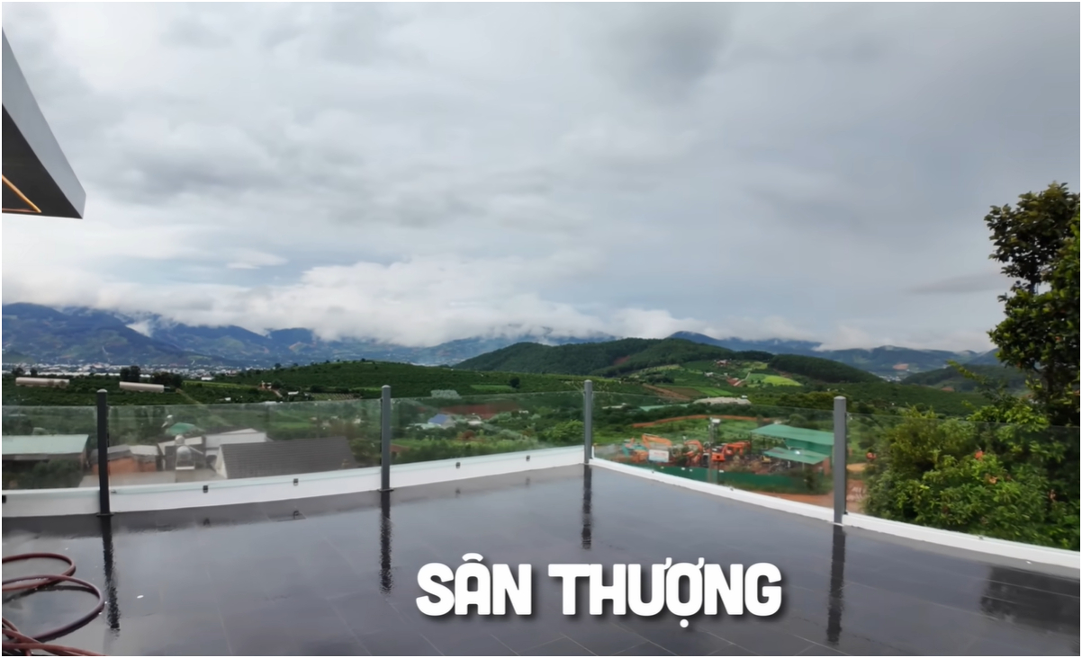 Khu vực sân thượng cực rộng, lý tưởng để ngồi thư giãn hay tổ chức tiệc party cùng bạn bè hoặc là nơi tập thể dục, yoga. 