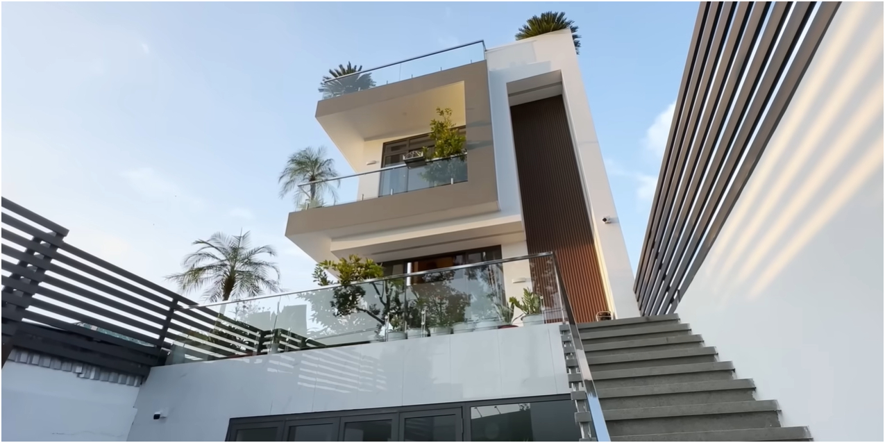 Bên ngoài căn nhà. 