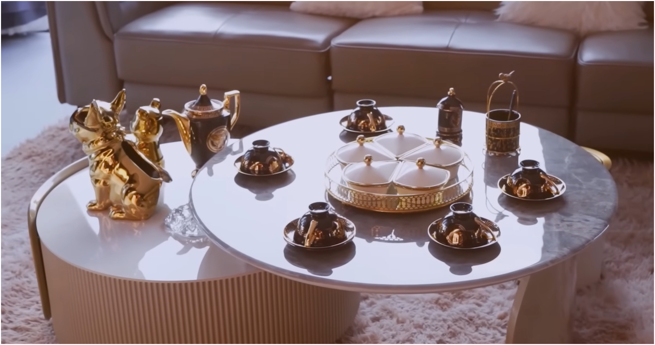 Phòng khách siêu rộng và bày biện nhiều đồ trang trí khác nhau. 