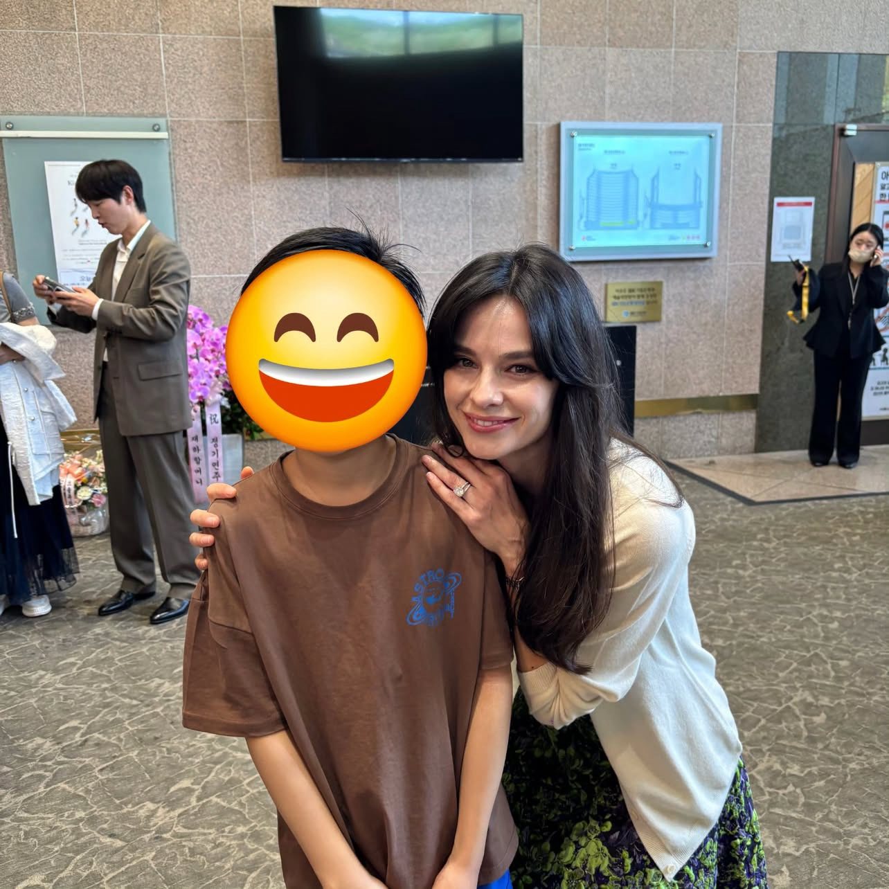 Song Joong Ki cùng bà xã chụp hình lưu niệm với khán giả tới xem buổi hòa nhạc trong bầu không khí cởi mở, thân tình. Ảnh: X