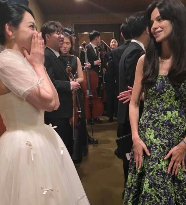 Đặc biệt, nữ diễn viên nhạc kịch Kim So Hyun đã há hốc mồm vì kinh ngạc khi lần đầu được chiêm ngưỡng nhan sắc vợ Song Joong Ki ngoài đời thực. Ảnh: X