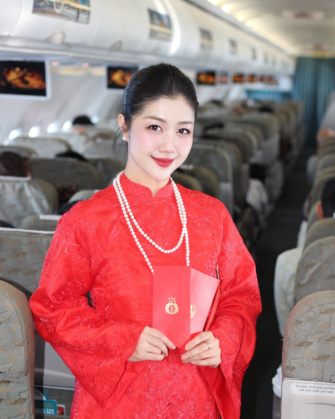 Tôn Nữ Nam Phương - Tiếp viên trưởng Vietnam Airlines: 10 năm trong ngành, nhan sắc và cuộc sống thay đổi ra sao?