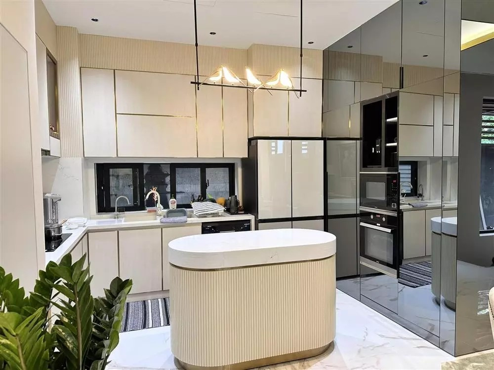 Khu bếp có tone màu sang chảnh, tiện nghi