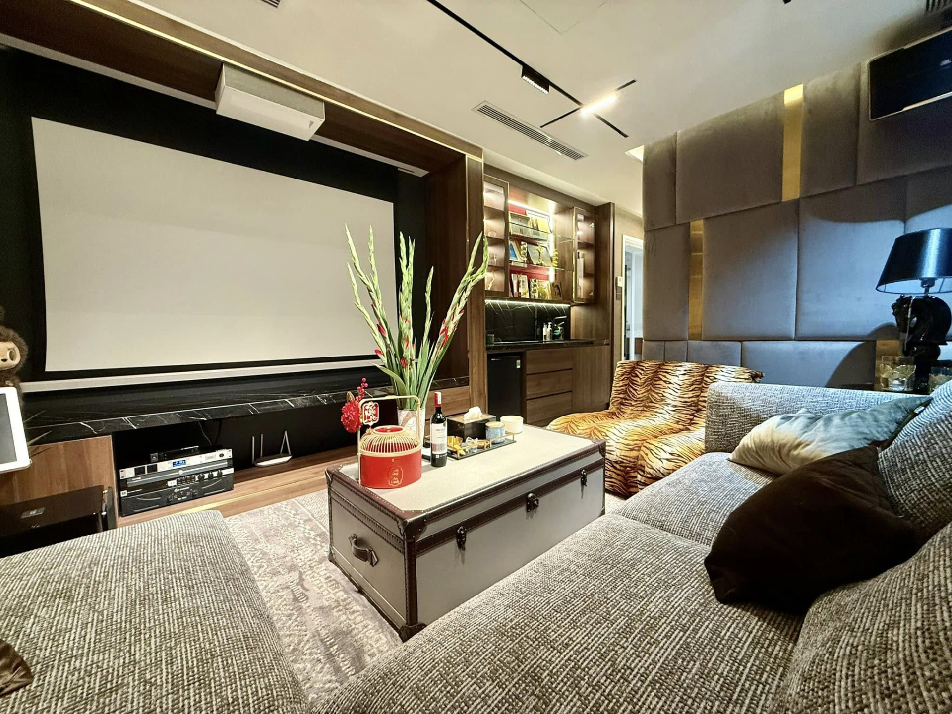 Biệt thự 200m² của Thúy Diễm - Lương Thế Thành ở Thủ Đức: Hệt resort 5, phòng chứa đồ hiệu sang như ngoài store