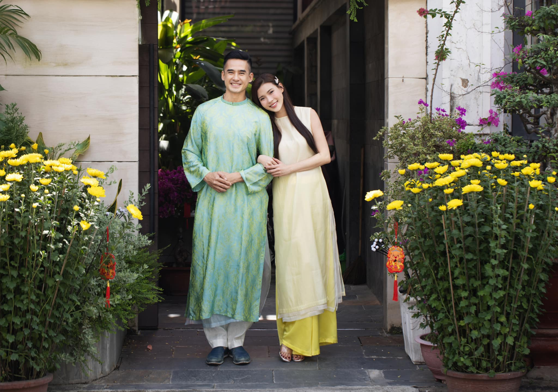 Khu vực sân vườn luôn được trồng ngập cây cảnh, hoa,...