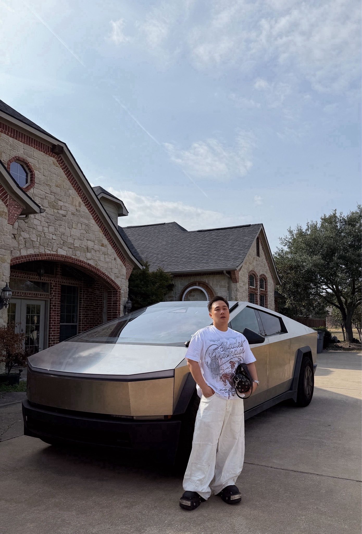 Trung Quân Idol đang trở thành cái tên được réo gọi khắp cõi mạng