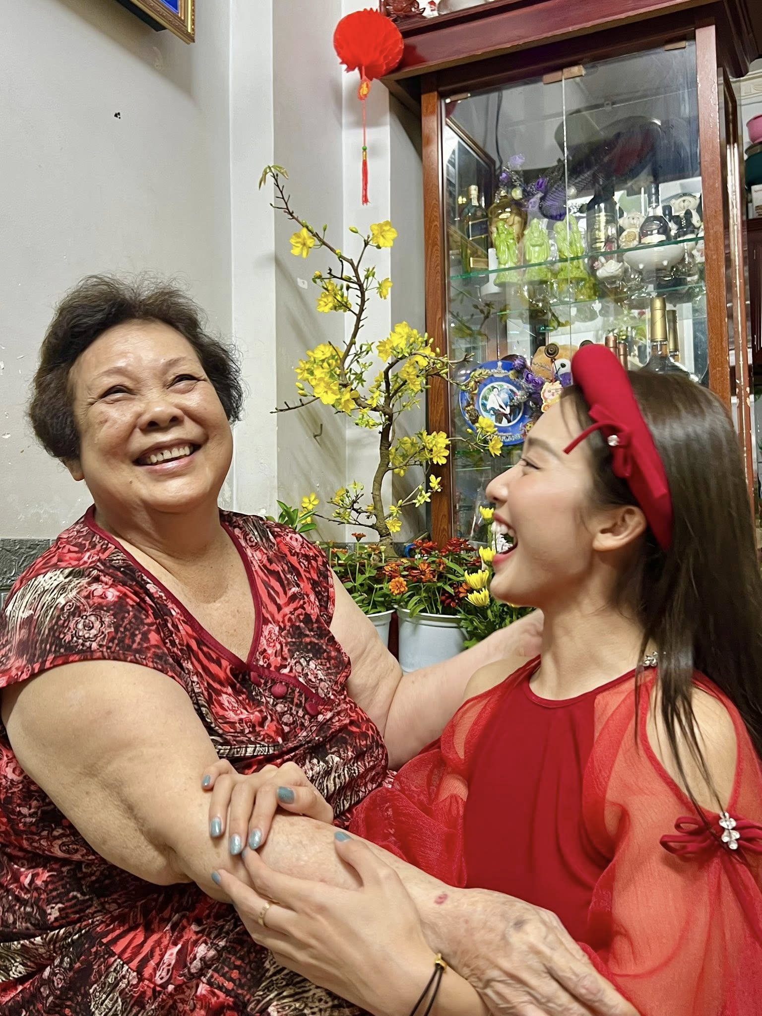 Khả Ngân cho biết bà ngoại chính là người phụ nữ cô yêu thương nhất trên đời 