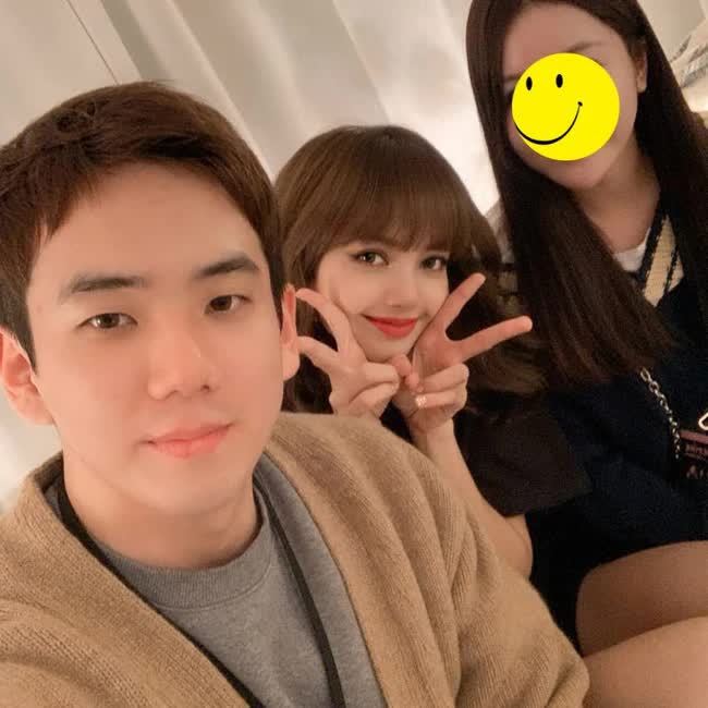 Anh trai Jisoo chụp hình lưu niệm cùng Lisa trong 1 concert hồi trước. Ảnh: Naver