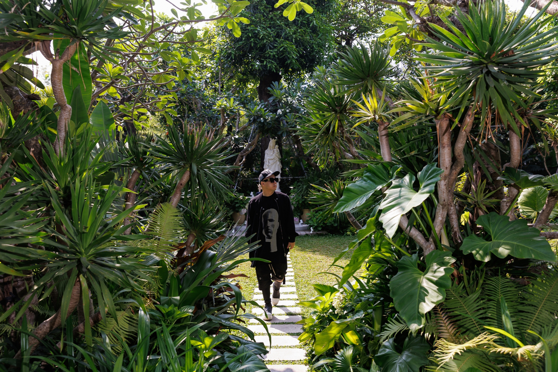 Anh thiết kế căn nhà sang trọng và xa hoa như khu resort để tạo không gian thoải mái cho 10 con nuôi